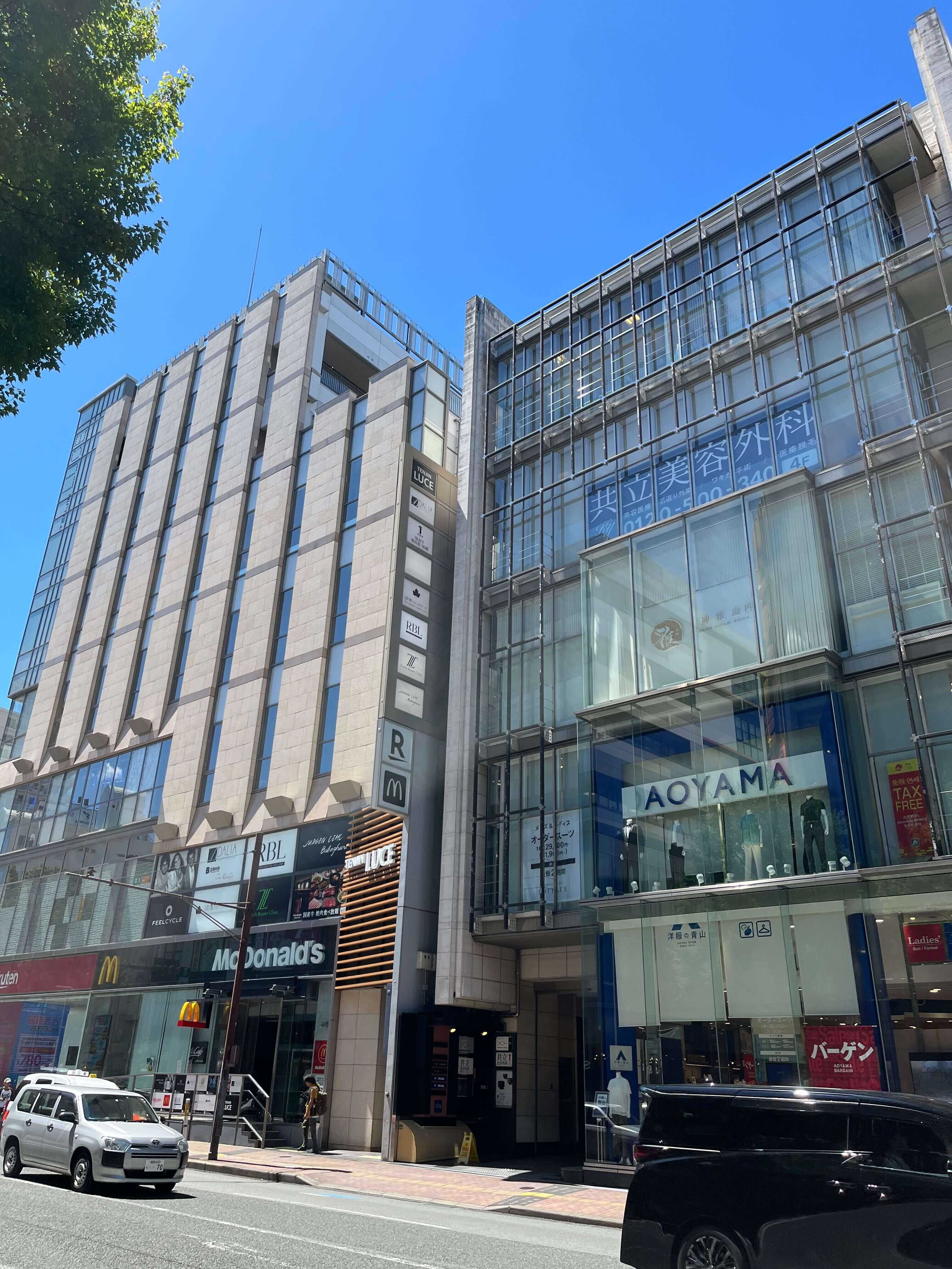 ⑤国体道路と西通りの交差点の角に楽天のショップとマクドナルドが入ったビルがあります。西通りからの患者様は、左に曲がってください。1階にAOYAMAが入ったビルが当院が入っているビルです。