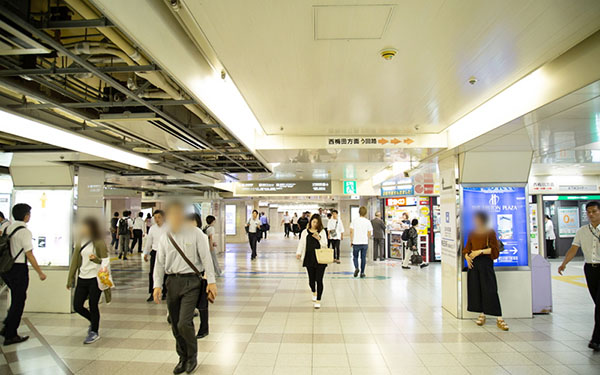 の改札を右手にまっすぐお進みください。