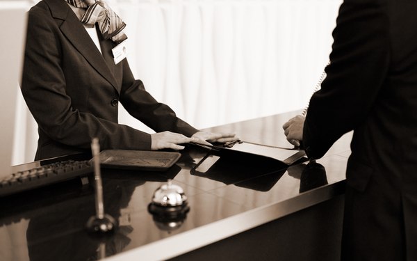 説明なく高額施術を勧めることはありません