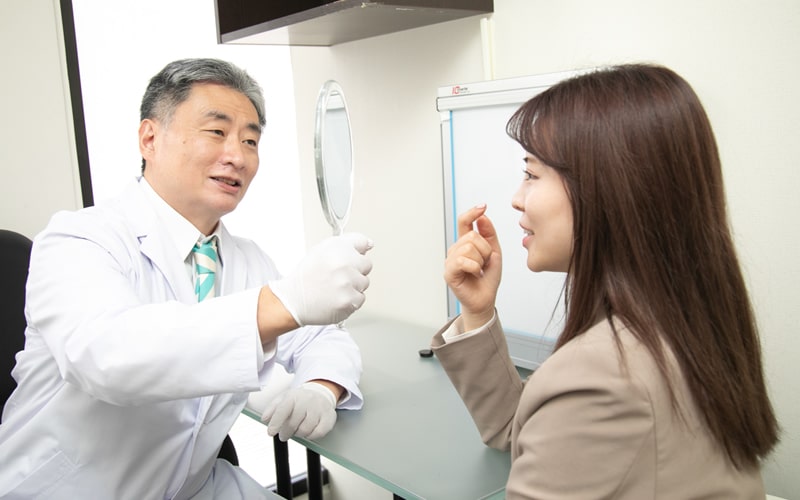 肩こりを医師に相談する患者